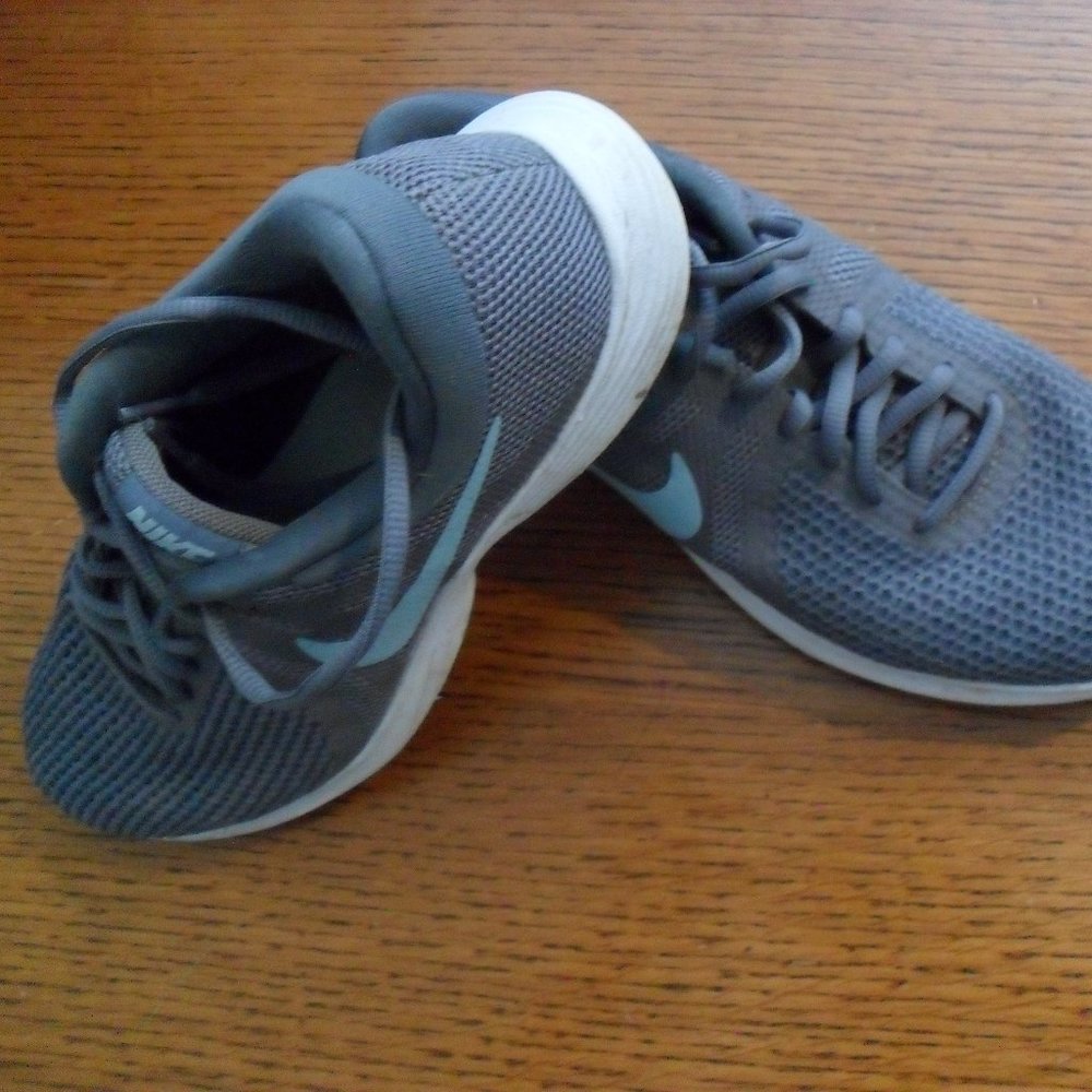 Nike Ladies Sneakers Size 8 - Picture 2 of 4